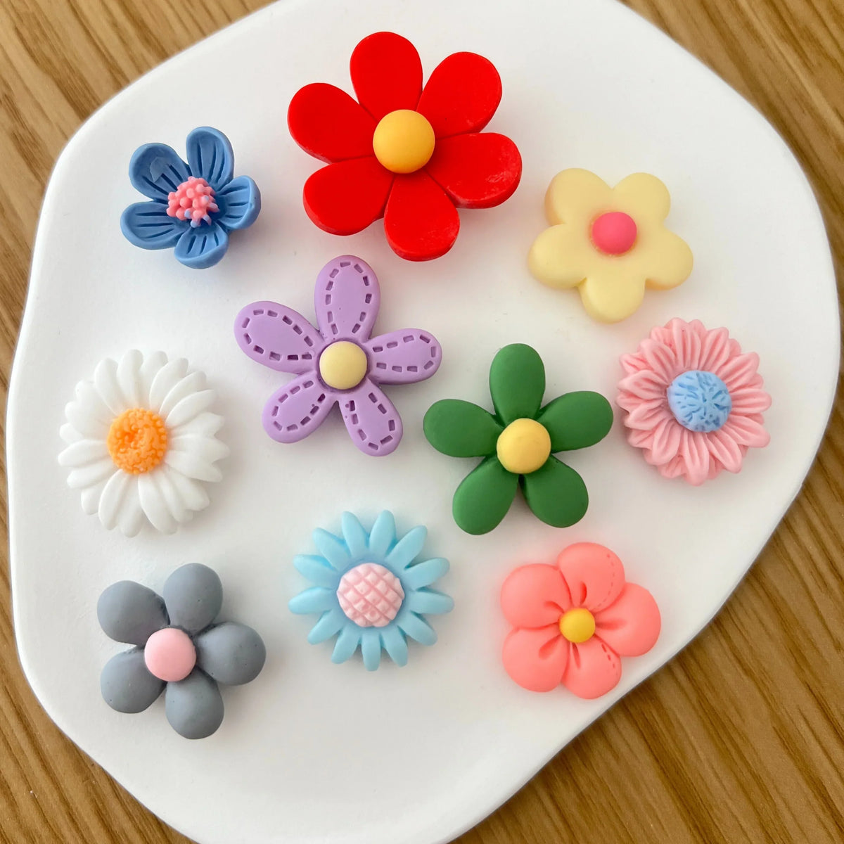 Detalhe de mini ímanes decorativos em forma de flores, textura e acabamento