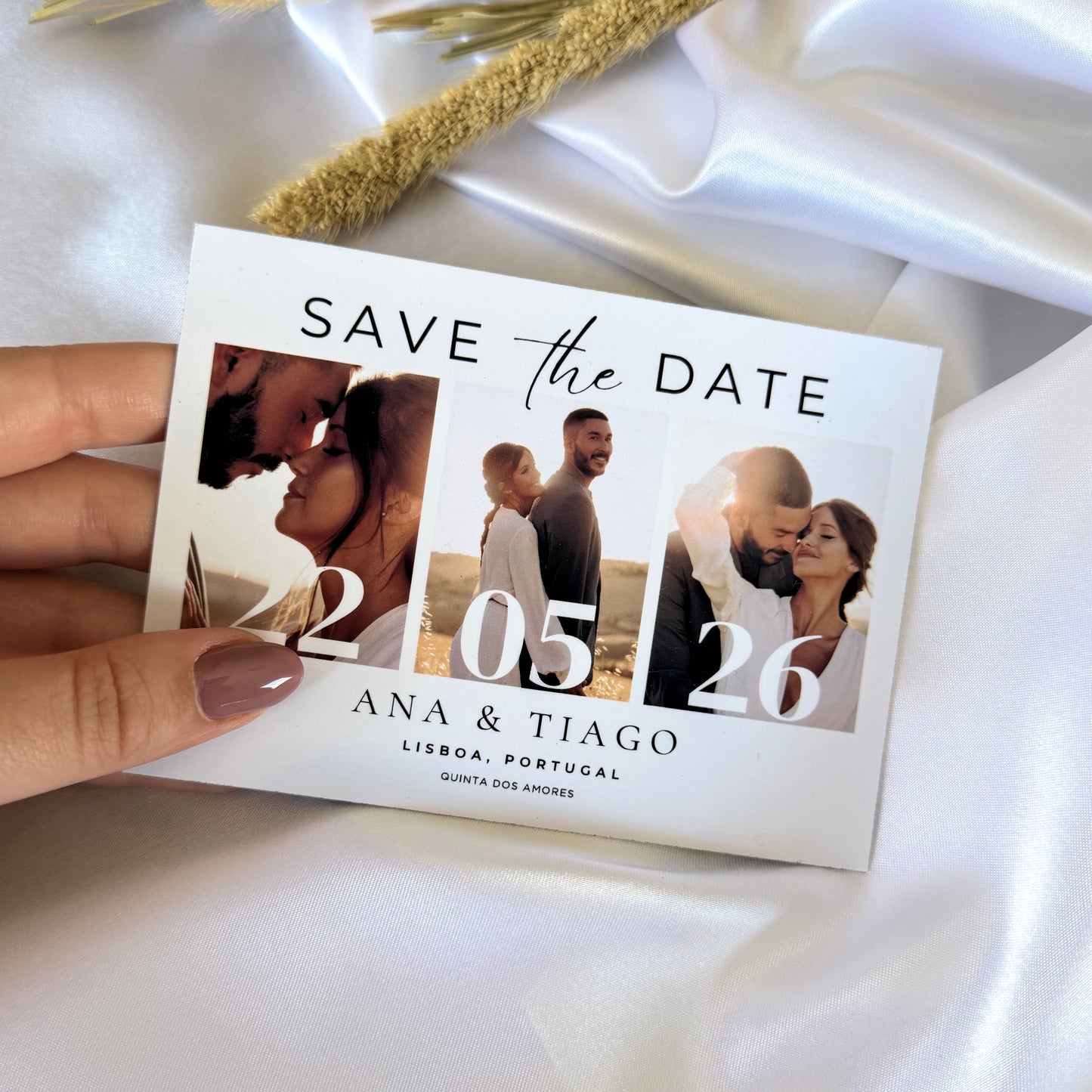 Mão a segurar íman Save the Date com data do casamento personalizado