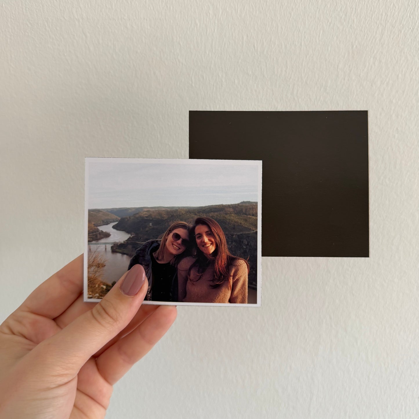 ímanes flexíveis personalizados de vários tamanhos. baratos e fáceis de personalizar. ímanes personalizados aplicados no frigorífico.