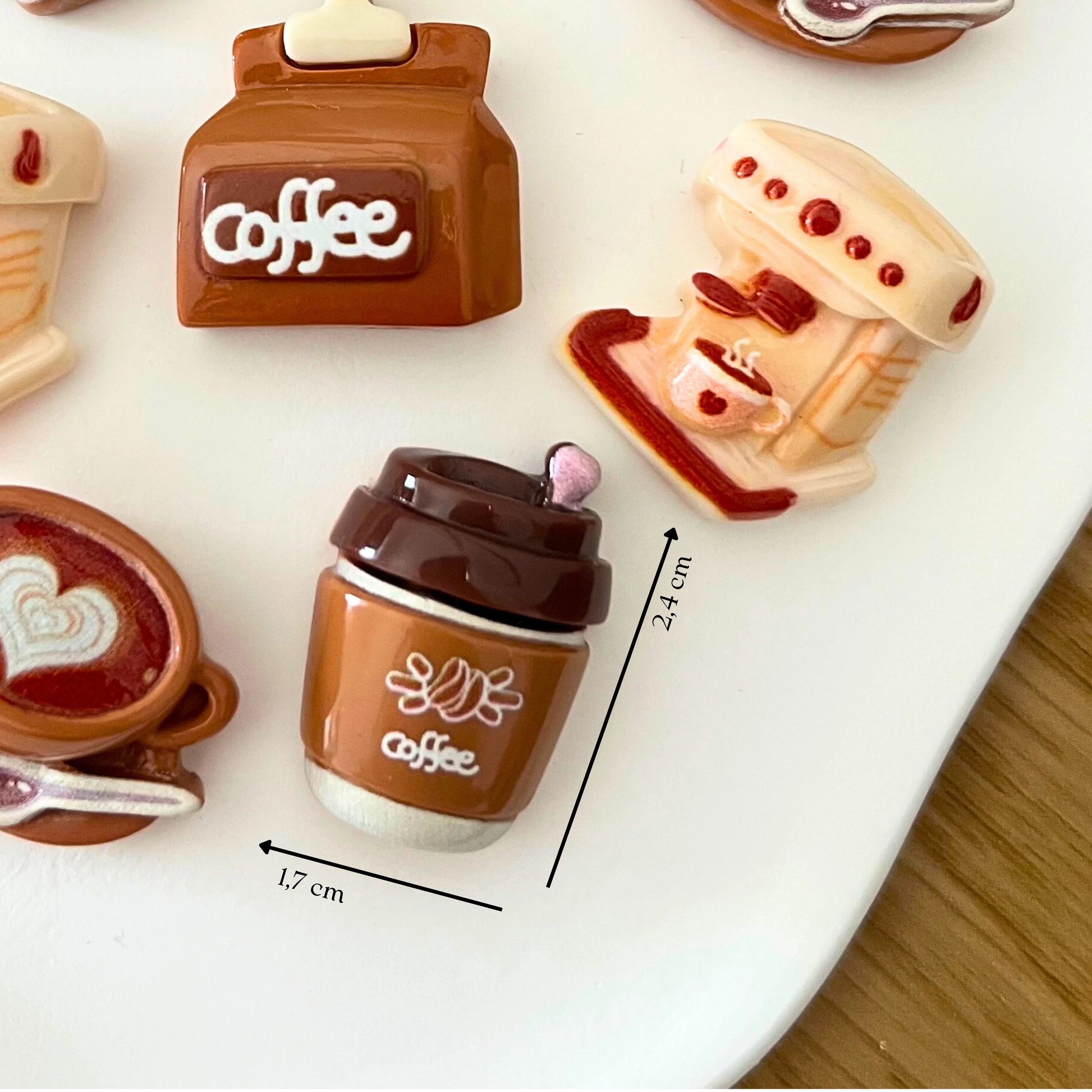 Mini ímanes com tema de café e indicação de tamanho e medidas