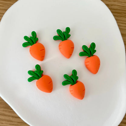 Conjunto de mini ímanes decorativos em forma de cenoura sobre prato branco