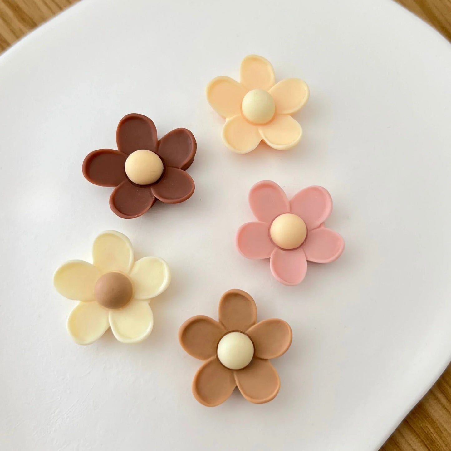 Conjunto de mini ímanes decorativos em forma de flor em tons pastel