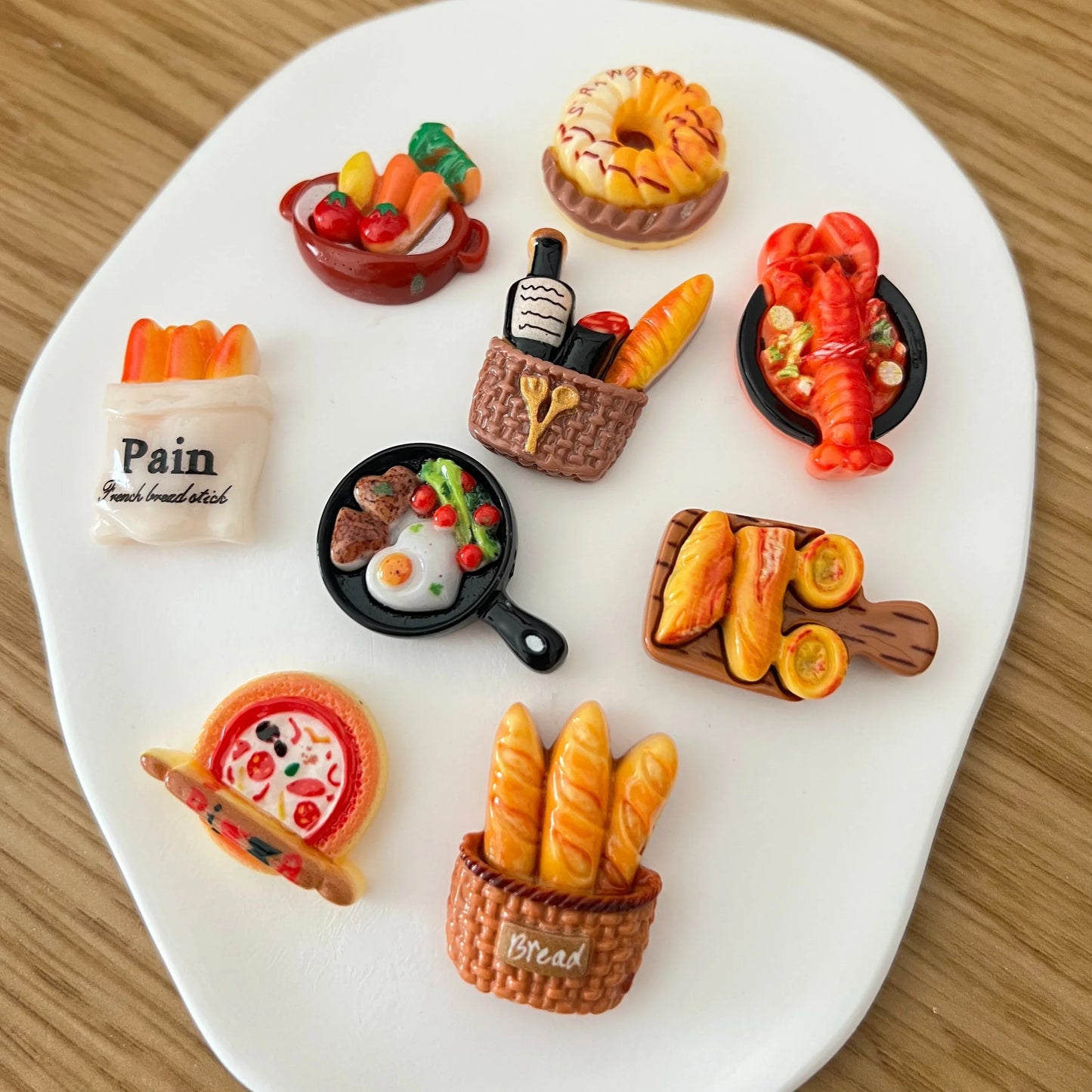Detalhe de mini ímanes decorativos com temas de comida, textura e acabamento