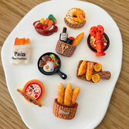 Detalhe de mini ímanes decorativos com temas de comida, textura e acabamento