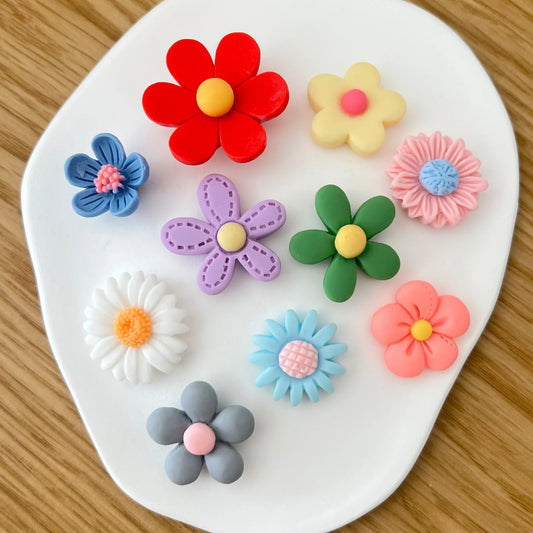 Conjunto de mini ímanes decorativos em forma de flores coloridas variadas