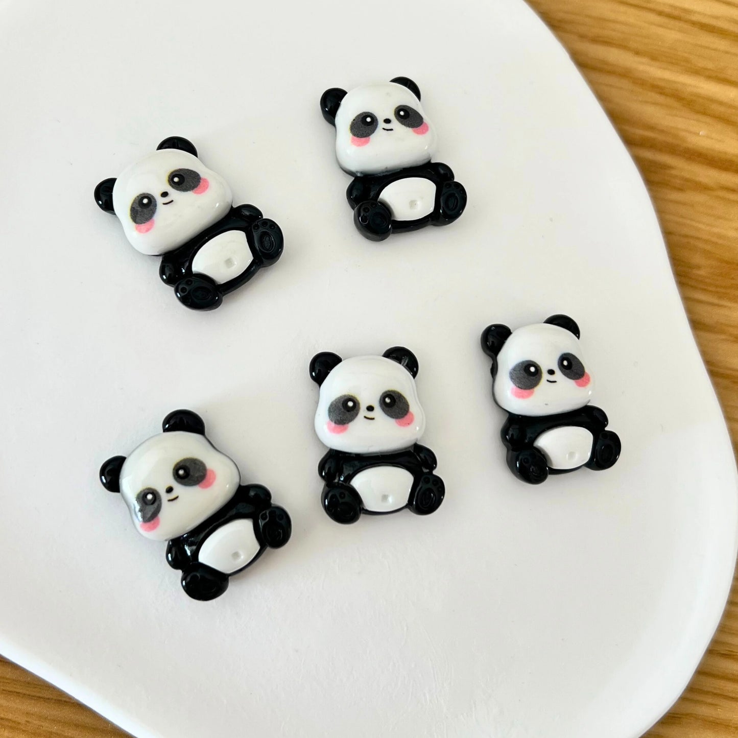 Detalhe de mini ímanes decorativos em forma de panda, textura e acabamento