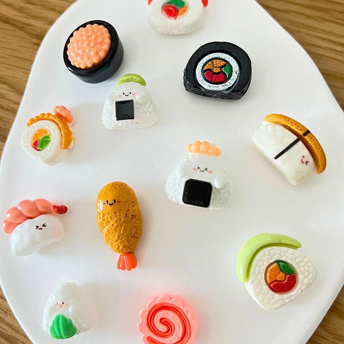 Detalhe de mini ímanes decorativos em forma de sushi, textura e acabamento