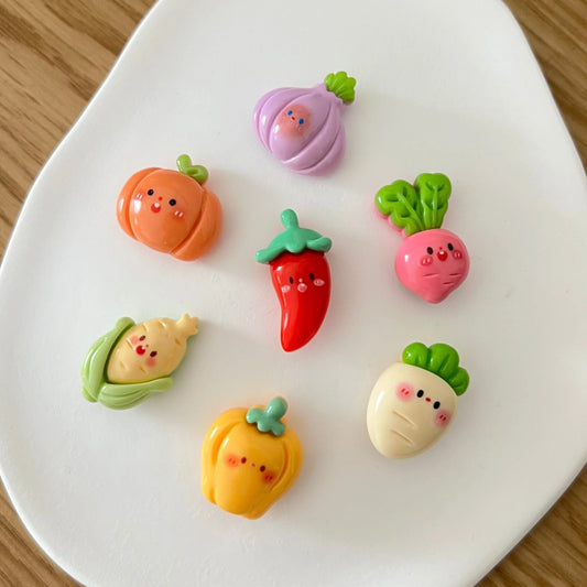 Conjunto de mini ímanes decorativos com formas de vegetais sorridentes