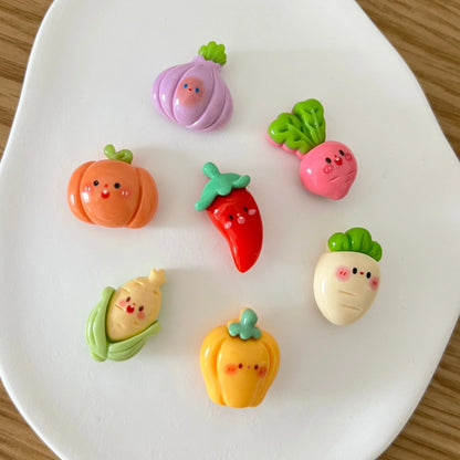 Detalhe de mini ímanes decorativos em forma de vegetais, textura e acabamento