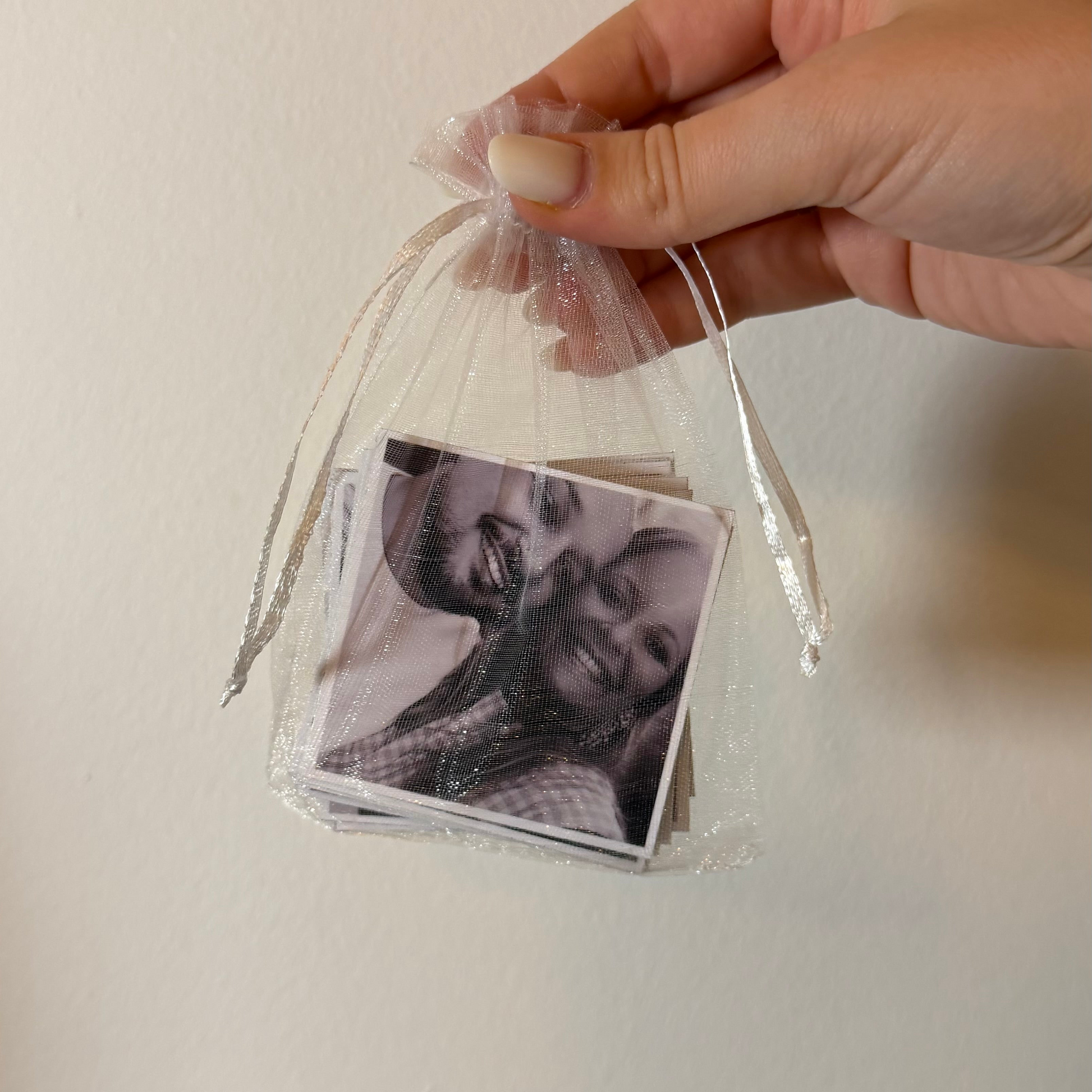 Saco de oferta grande em organza com vários ímanes personalizados dentro