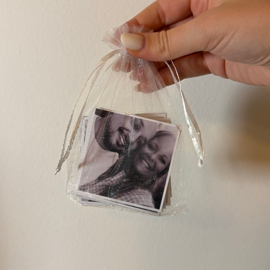 Saco de oferta grande em organza com vários ímanes personalizados dentro