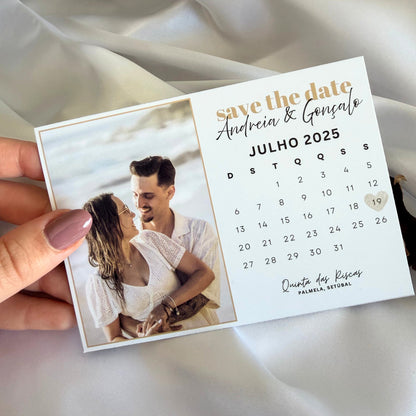 Mão a segurar íman Save the Date Calendário personalizado para casamento