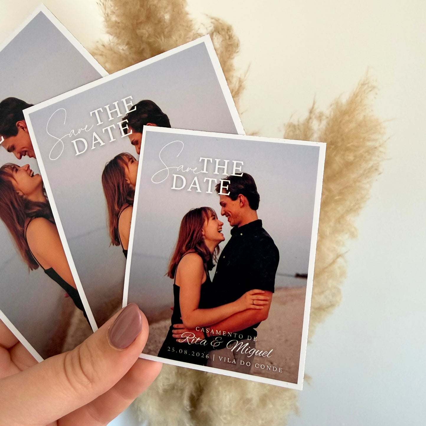 Mão a segurar íman Save the Date Moldura personalizado para casamento