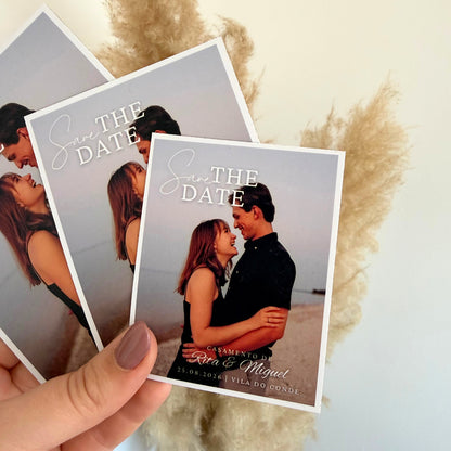 Mão a segurar íman Save the Date Moldura personalizado para casamento